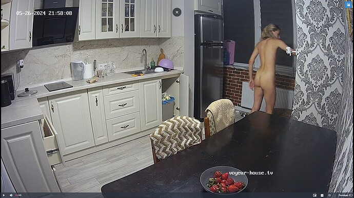 Ashampoo_Snap_dimanche 26 mai 2024_20h58m54s_004_Kitchen camera at Amelie & Lucas, Oscar & Pearl reallifecam apartment at Voyeur House TV (cam11) - Google Chrome