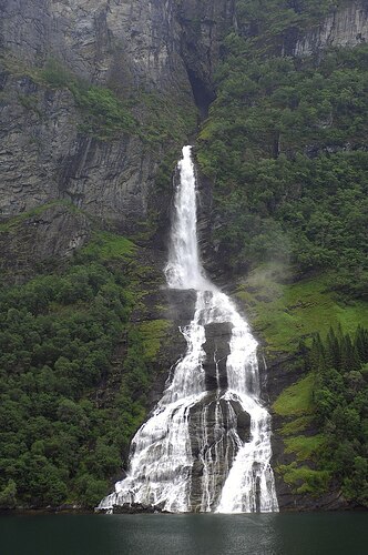 Absolut_Falls_(The_Geirangerfjord,_Norway)