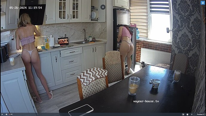 Ashampoo_Snap_dimanche 26 mai 2024_10h20m25s_002_Kitchen camera at Amelie & Lucas, Oscar & Pearl reallifecam apartment at Voyeur House TV (cam11) - Google Chrome